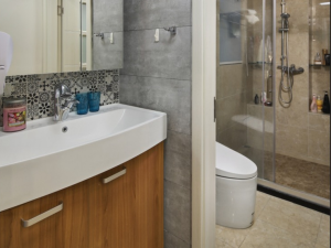 小卫生间装修指南：5招搞定收纳、布局与安全